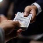 Giải mã giấc mơ có người cho tiền nên đánh đề số nào?